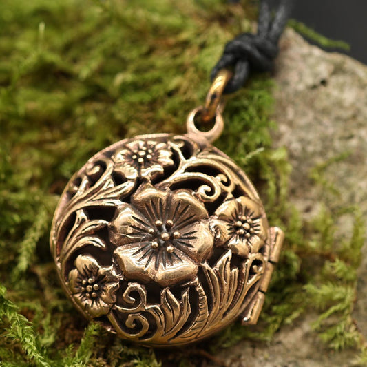 Medaillon Anhänger Bronze Blume Mittelalter Schmuck
