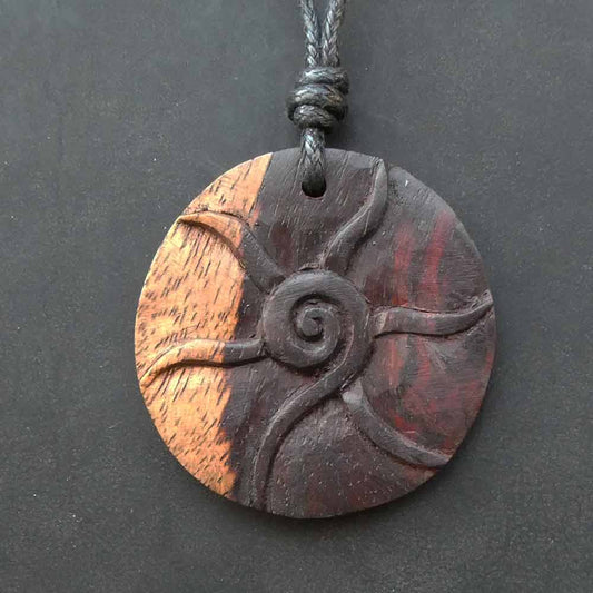 Sonnen Symbol Holz Halskette zweifarbig gemasert Handarbeit