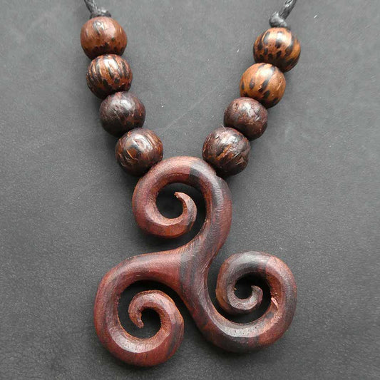 Triskel Schmuck aus Holz Halskette Handarbeit Fairtrade Anhänger
