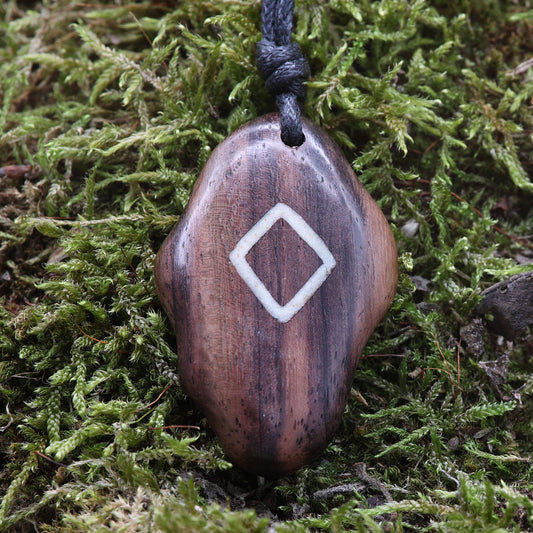 Ingwaz Runen Anhänger älteres Futhark Schmuck Holz