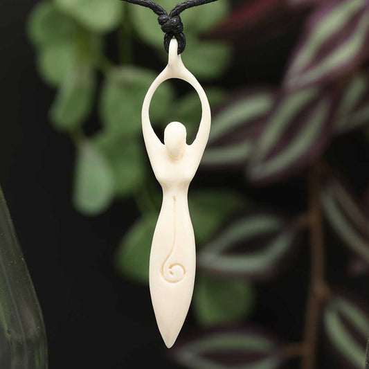 Göttin Knochen Schmuck geschnitzt Handarbeit fair gehandelt