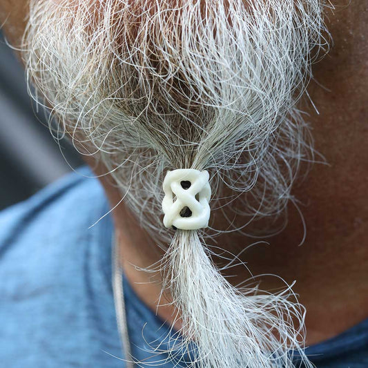 Bartschmuck Haarperle keltisches Knotenmuster aus Knochen geschnitzt