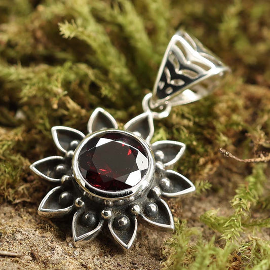 Sonnen Anhänger mit tiefrotem Granat 925 Silber edler Edelstein Schmuck rot