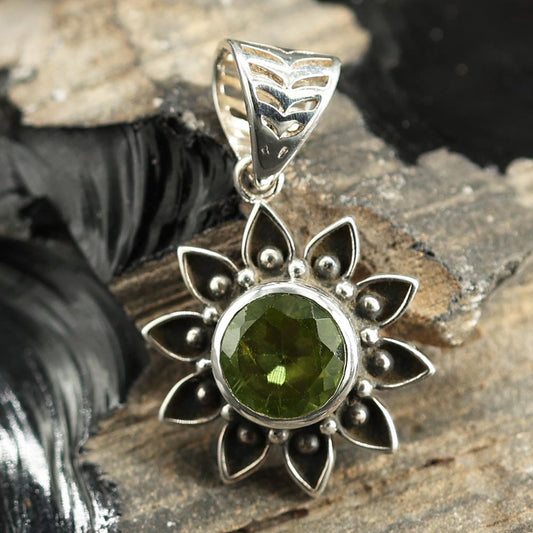 Sonne Anhänger Silber mit Edelstein Peridot grün