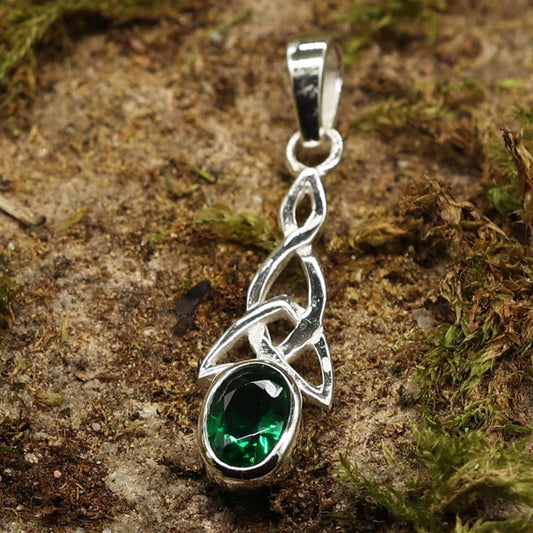 Keltischer zarter Anhänger mit grünem Stein