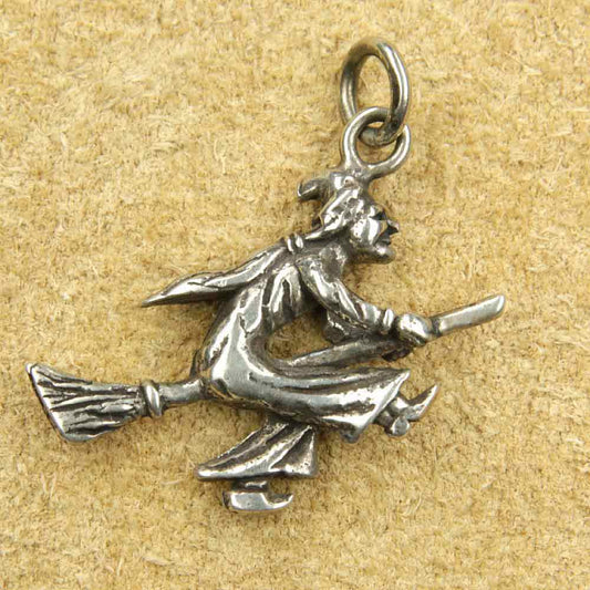 Hexe auf Besen Schmuck Anhänger Silber