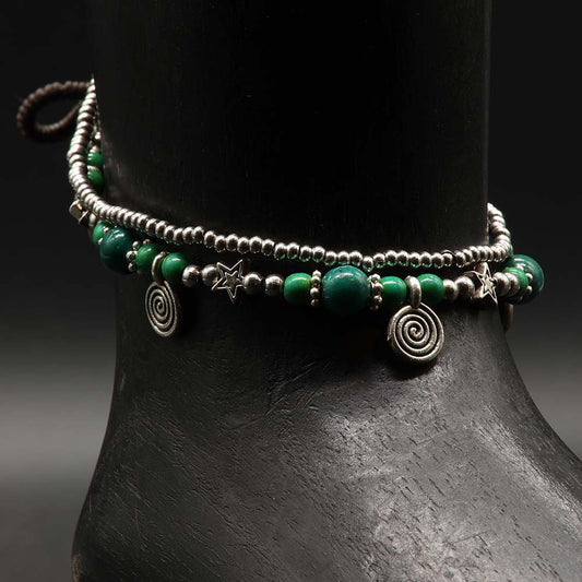Fußkette Grüne Glasperlen mit Sternen und Spiralen aus Weißmetall ausgefallen