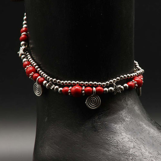 Fußkette roten Glasperlen mit Sternen und Spiralen aus Weißmetall ausgefallen