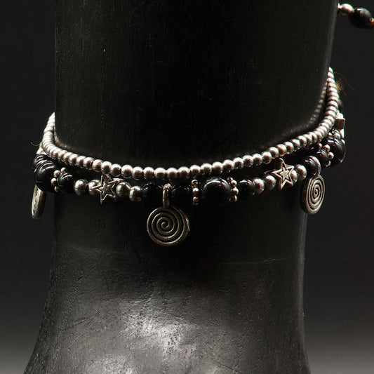 Fußkette schwarzen Glasperlen mit Sternen und Spiralen aus Weißmetall ausgefallen