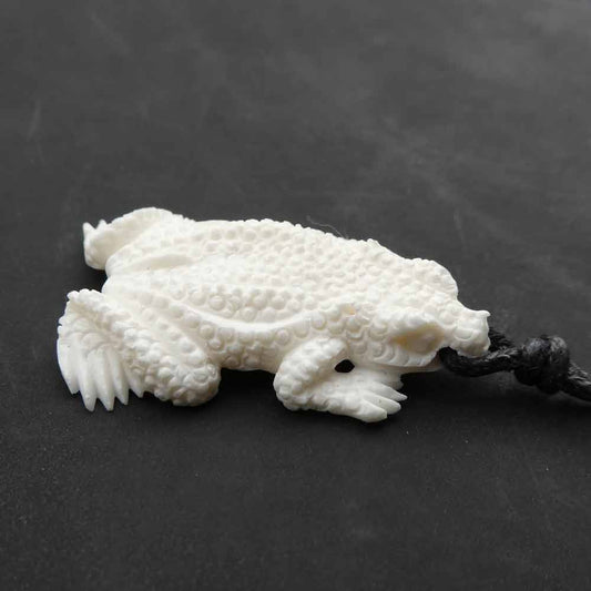 Schmuck Kettenanhänger Handarbeit geschnitzt Knochenschmuck