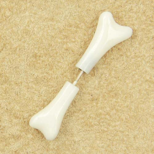 witziger Knochen als Fakepiercing