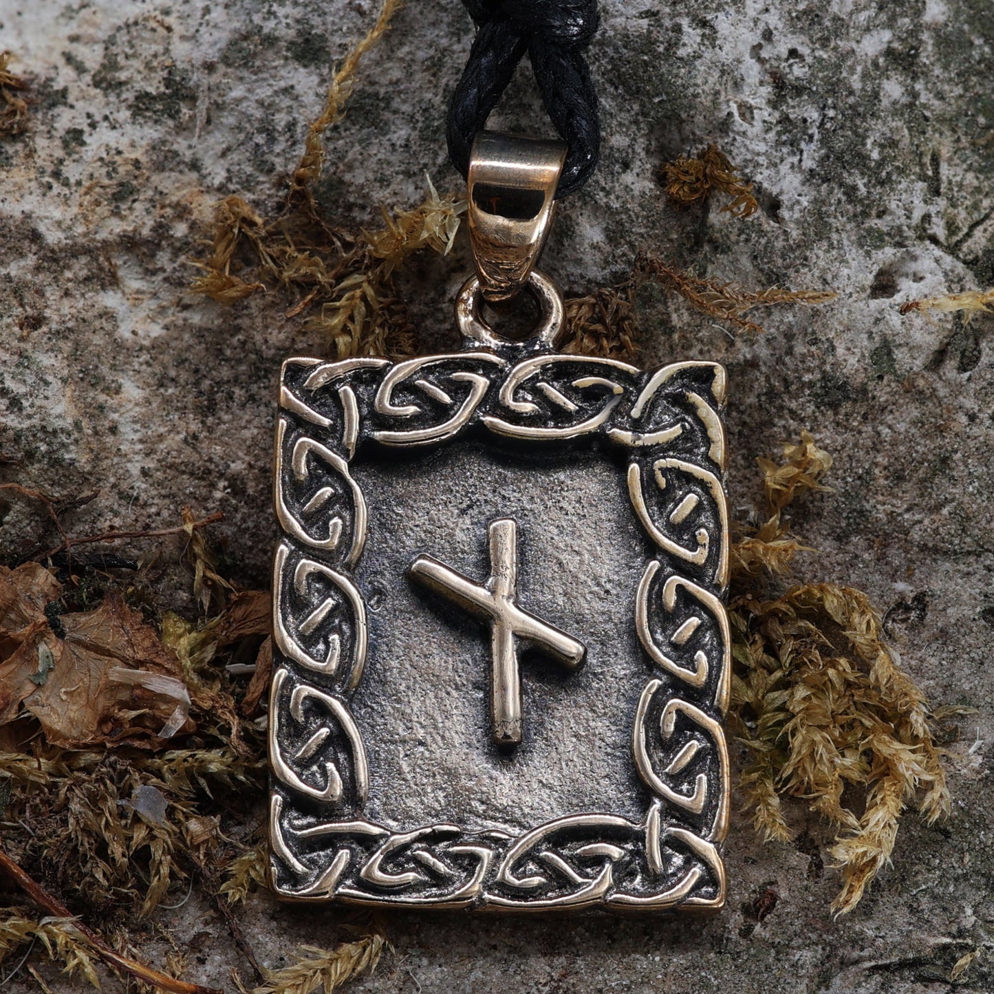 Rune Bronze naudhiz Anhänger mit Band