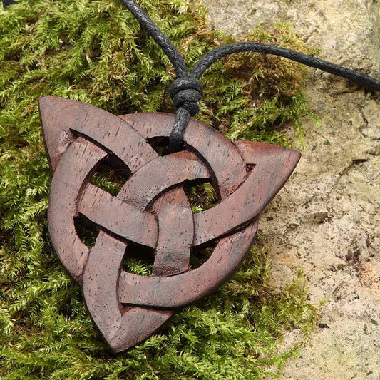 keltischer Holz Schmuck aus Holz Taliesin geschnitzter Kettenanhänger