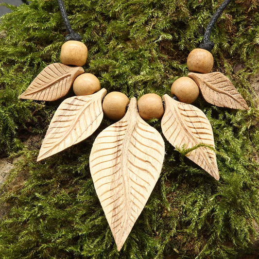 BlattKette Holzschmuck Collier handgefertigter Schmuck aus Holz fair gehandelt