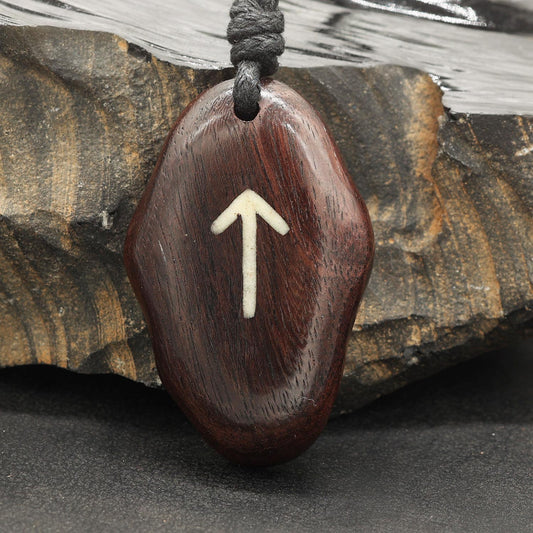 Anhänger Holz älteres Futhark Kette Tiwaz