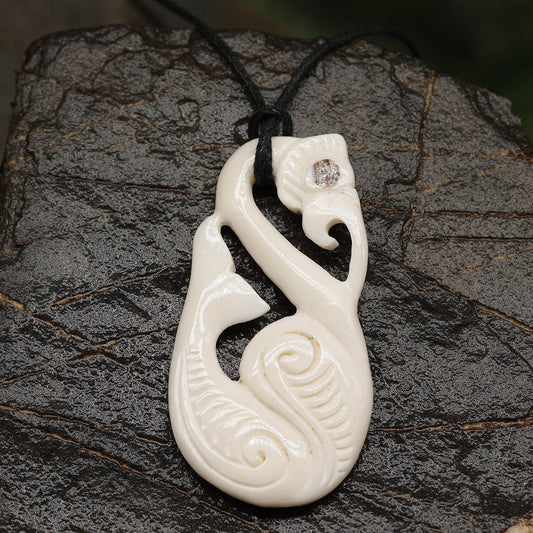 Maori Anhänger Knochen mit Perlmutt Halskette
