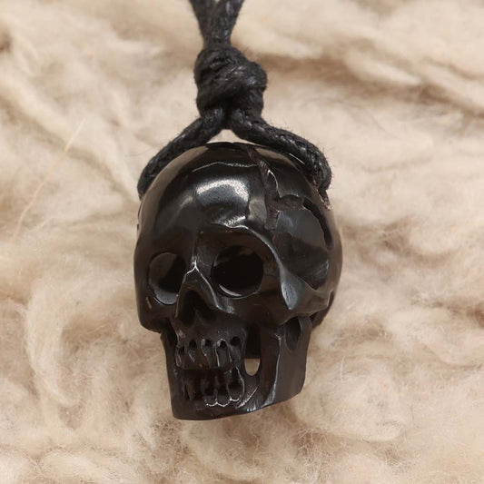 Totenkopf Kette aus Horn geschnitzt Handarbeit fair gehandelt Gothic