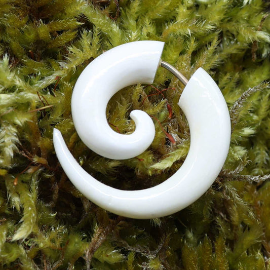 Fakepiercing Ohrring Handarbeit Ohrschmuck Knochen weiß fair gehandelt