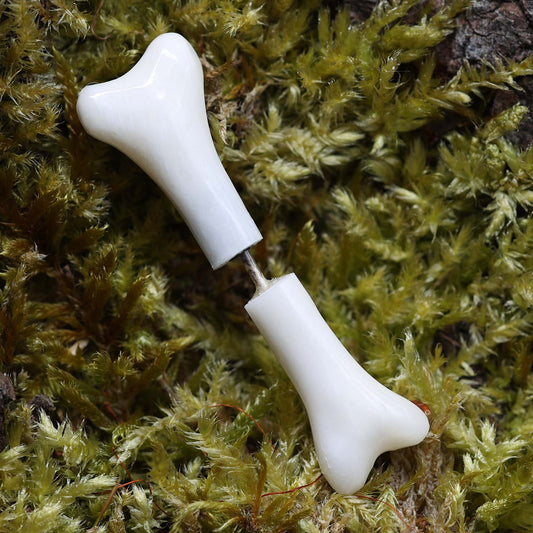 Ohrring in Knochen Form  Ohrschmuck weiß aus Knochen geschnitzt