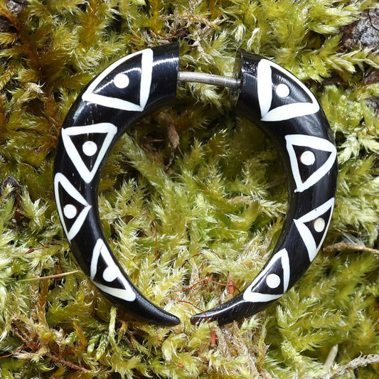 Aufwendig verzierter Fake Piercing ohrring schwarz Horn